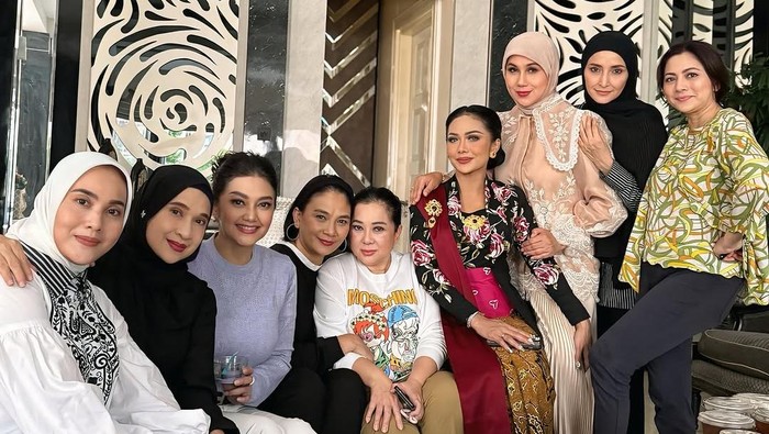 Bella Saphira dan geng arisanya.