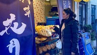 Momen jajan Bella lainnya di Jepang. Ia mengunjungi sebuah gerai bolo bun yang sajiannya masih hangat. Foto: Instagram @bellasaphira