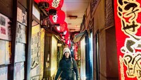Momen lain dari Bella Saphira saat di Osaka, Jepang. Ia berkeliling mencari kuliner yang lezat. Foto: Instagram @bellasaphira