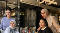 Ini momen Bella Saphira saat reunian bersama Geng Hits Hot. Mereka menikmati makan siang dengan berbagai pilihan menu lezat. Foto: Instagram @bellasaphira