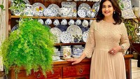 Ini momen Bella saat berpose di depan lemari berisikan piring dan cangkir cantik. Piring dan cangkir itu adalah koleksi dari temannya. Foto: Instagram @bellasaphira