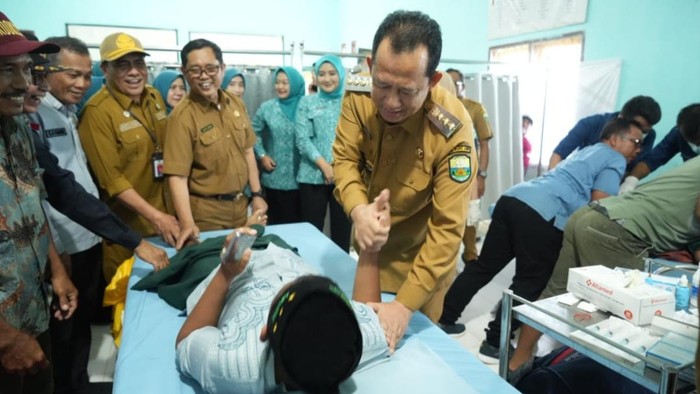 Bupati Bambang Bayu Suseno saat ikut menyemangati anak-anak yang jalani program khitanan gratis