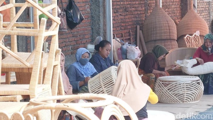 Buruh perajin rotan di Kabupaten Cirebon