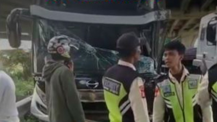 Bus pariwisata melaju ugal-ugalan di kawasan MM2100, Cikarang, Bekasi. Sejumlah kendaraan hingga warung ditabrak bus berwarna putih tersebut. (dok Ist)