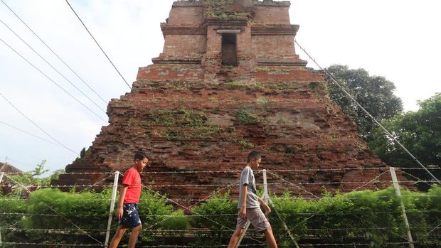 Candi Ngetos di Nganjuk Ditetapkan Jadi Cagar Budaya Suasana Candi Ngetos yaitu peninggalan zaman kerajaan Majapahit di Desa Ngetos, Kabupaten Nganjuk, Jawa Timur, Senin (14/4/2025). Candi Hindu berbahan bata merah setinggi 10 meter yang dibangun pada abad ke-15 tersebut pada Pebruari 2025 resmi ditetapkan sebagai cagar budaya oleh pemerintah sesuai dengan rekomendasi Tim Ahli Cagar Budaya (TACB) Kabupaten Nganjuk. ANTARA FOTO/Prasetia Fauzani/nym.