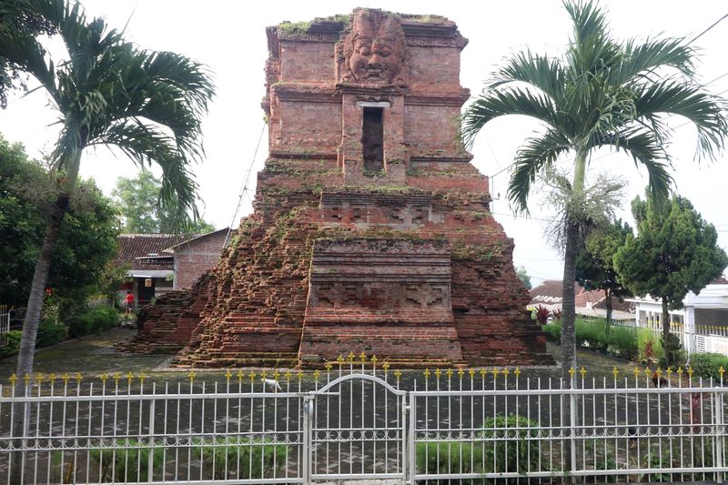 Suasana Candi Ngetos yaitu peninggalan zaman kerajaan Majapahit di Desa Ngetos, Kabupaten Nganjuk, Jawa Timur, Senin (14/4/2025). Candi Hindu berbahan bata merah setinggi 10 meter yang dibangun pada abad ke-15 tersebut pada Pebruari 2025 resmi ditetapkan sebagai cagar budaya oleh pemerintah sesuai dengan rekomendasi Tim Ahli Cagar Budaya (TACB) Kabupaten Nganjuk. ANTARA FOTO/Prasetia Fauzani/nym.