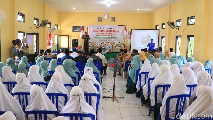 Densus 88 bekali santriwati di Ngawi