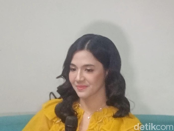 DJ Una saat ditemui di kawasan Transmedia.