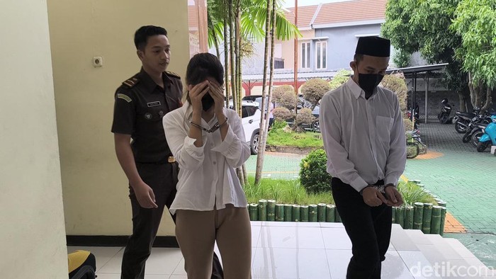 Dua pemeran video porno usai menjalani sidang di PN Gresik.