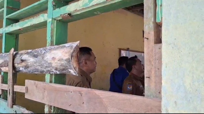 Emmpat ruang kelas SD Negeri 23 Bengkulu Tengah rusak berat.