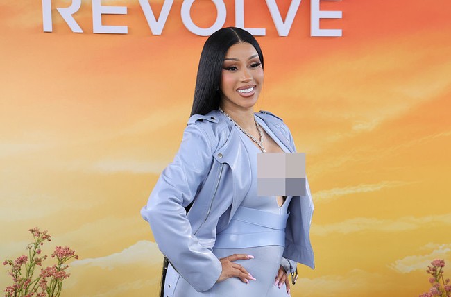 Cardi B, yang memiliki nama asli Belcalis Almánzar, selama ini dikenal terbuka soal riwayat operasi plastik yang pernah dijalaninya. Perempuan 32 tahun ini bahkan mengaku telah menjalani prosedur pengangkatan suntikan bokong atau butt injection secara bertahap dalam beberapa tahun terakhir. (Foto: Getty Images)