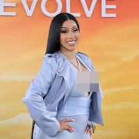 Cardi B, yang memiliki nama asli Belcalis Almánzar, selama ini dikenal terbuka soal riwayat operasi plastik yang pernah dijalaninya. Perempuan 32 tahun ini bahkan mengaku telah menjalani prosedur pengangkatan suntikan bokong atau butt injection secara bertahap dalam beberapa tahun terakhir. (Foto: Getty Images)
