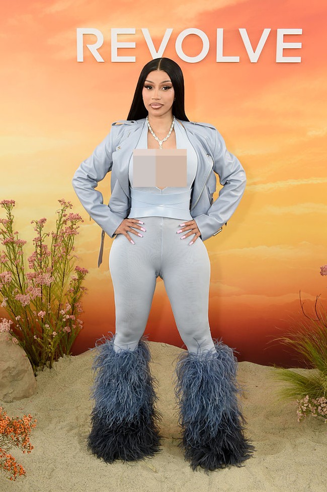 Cardi B jadi bahan olok-olok di dunia maya karena bentuk tubuhnya yang dianggap aneh saat tampil di Coachella, tulis influencer Oli London di media sosial. Namun, tak sedikit pula penggemar yang memberikan dukungan. “Tinggalkan Cardi sendiri, kalian para pembenci,” tulis seorang pengguna. “Cari hidup kalian sendiri,” tambah yang lain. (Foto: Getty Images)