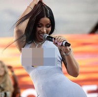 Cardi B beraksi di panggung Revolve Festival yang digelar dalam rangkaian Coachella baru-baru ini. Page Six mengabarkan, penampilannya energik dengan gerakan twerk khasnya saat membawakan lagu-lagu hits seperti “WAP” dan “I Like It”, tapi warganet malah fokus ke hal lain. (Foto: Getty Images)