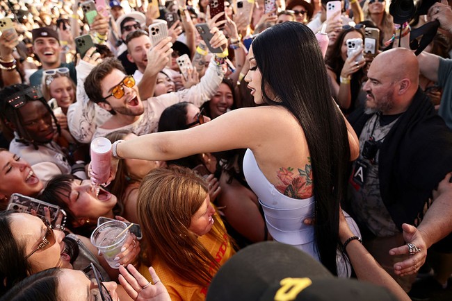 Penampilan pelantun “Bodak Yellow” tersebut menuai reaksi beragam dari warganet. Sejumlah pihak menyoroti bentuk tubuhnya yang dianggap tidak proporsional akibat prosedur operasi plastik yang pernah dijalaninya. (Foto: Getty Images)