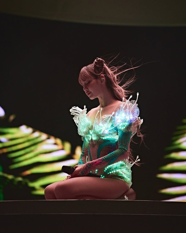 “Kedua tampilan ini menggambarkan transformasi—yang satu dingin dan penuh kuasa, yang lainnya ringan dan magis. Perpaduan kontras itulah yang saya sukai,” kata Asher, seperti dikutip dari WWD. Foto: dok. Instagram/@lalalalisa_