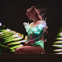 “Kedua tampilan ini menggambarkan transformasi—yang satu dingin dan penuh kuasa, yang lainnya ringan dan magis. Perpaduan kontras itulah yang saya sukai,” kata Asher, seperti dikutip dari WWD. Foto: dok. Instagram/@lalalalisa_