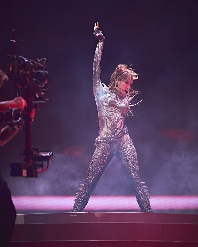 Lisa membuka aksi panggung dengan kostum rancangan Asher Levine, bodysuit berotot ala villain anime lengkap dengan jaket oversized dan detail kulit reptil. Foto: dok. Instagram/@lalalalisa_
