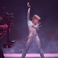 Lisa membuka aksi panggung dengan kostum rancangan Asher Levine, bodysuit berotot ala villain anime lengkap dengan jaket oversized dan detail kulit reptil. Foto: dok. Instagram/@lalalalisa_