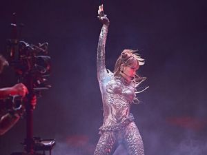 8 Gaya Badass Lisa BLACKPINK di Coachella, Kostum Alien sampai Hello Kitty