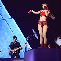 Lisa tampil seksi dan fierce dalam kostum merah menyala dengan sentuhan glitter. Potongan asimetris dan bahannya yang memantulkan cahaya membuat penampilannya makin memukau di bawah lampu panggung. Foto: dok. Instagram/@lalalalisa_