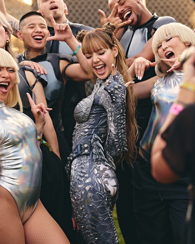 Aura alien meets cyborg ini terkesan powerful. Foto: dok. Instagram/@lalalalisa_