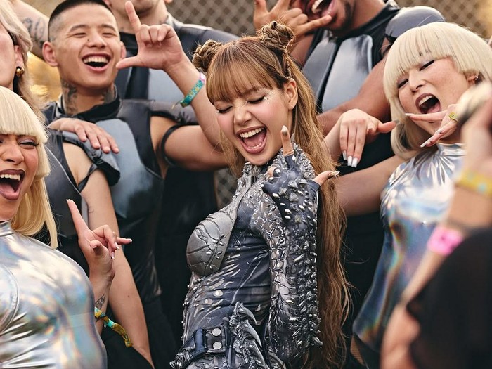 Foto Kostum Lisa BLACKPINK di Coachella 2025 Foto Kostum Lisa BLACKPINK di Coachella 2025