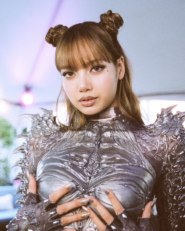 Bodysuit ketat dengan tekstur kulit reptil dibentuk khusus, ditambah pelindung dada berdesain sculptural. Hasilnya, sebuah karakter alien kuat yang berevolusi. Foto: dok. Instagram/@lalalalisa_