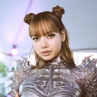 Bodysuit ketat dengan tekstur kulit reptil dibentuk khusus, ditambah pelindung dada berdesain sculptural. Hasilnya, sebuah karakter alien kuat yang berevolusi. Foto: dok. Instagram/@lalalalisa_