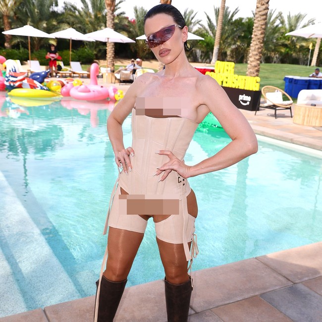 Julia Fox dikenal hobi tampil mencuri perhatian dengan busana seksi. Ketika hadir di Coachella, mantan pacar Kanye West tersebut mengenakan busana ‘mengintip’ yang dianggap aneh. Ia memadukan korset dan bolero kulit dengan celana tembus pandang.Foto: Instagram