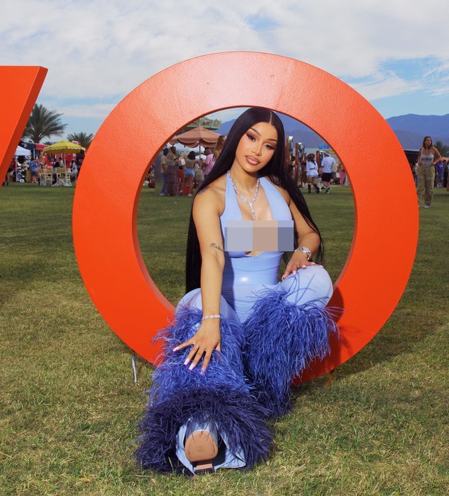 Cardi B hadir dalam sesi Revolve Fest dengan busana yang cukup unik. Ia memilih busana serba biru yang mencuri perhatian karena belahan payudara rendah dan aksen bulu di bagian kakinya. Sayangnya banyak orang kurang suka.Foto: Instagram