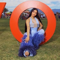 Cardi B hadir dalam sesi Revolve Fest dengan busana yang cukup unik. Ia memilih busana serba biru yang mencuri perhatian karena belahan payudara rendah dan aksen bulu di bagian kakinya. Sayangnya banyak orang kurang suka.Foto: Instagram