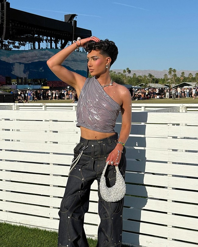 Influencer kecantikan James Charles menyiapkan beberapa outfit untuk datang ke Coachella yang diadakan tiga hari. Gayanya berikut mengundang kritik karena atasan off shoulder ala tampilan basah yang dianggap mirip plastik.Foto: Instagram