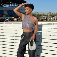 Influencer kecantikan James Charles menyiapkan beberapa outfit untuk datang ke Coachella yang diadakan tiga hari. Gayanya berikut mengundang kritik karena atasan off shoulder ala tampilan basah yang dianggap mirip plastik.Foto: Instagram