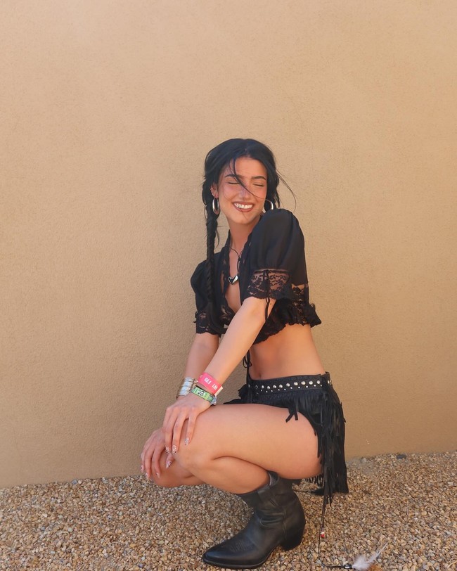 Charli DAmelio menuai kritik untuk gayanya di Coachella 2025. Beberapa fans tidak setuju wanita itu memakai busana yang mengintip di bagian payudara. Busana itu sendiri datang dari brand kenamaan, Chloe.Foto: Instagram