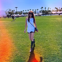 Jika kebanyakan seleb disebut bergaya buruk karena berlebihan atau terlalu seksi, Emma Roberts justru sebaliknya. Sebagai selebriti, aktris itu dianggap tidak mengimpresi karena hanya mengenakan rompi putih dan rok pendek saat nonton Coachella. Foto: Instagram