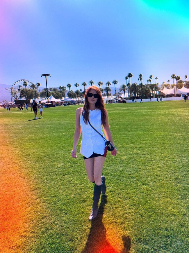 Jika kebanyakan seleb disebut bergaya buruk karena berlebihan atau terlalu seksi, Emma Roberts justru sebaliknya. Sebagai selebriti, aktris itu dianggap tidak mengimpresi karena hanya mengenakan rompi putih dan rok pendek saat nonton Coachella. Foto: Instagram