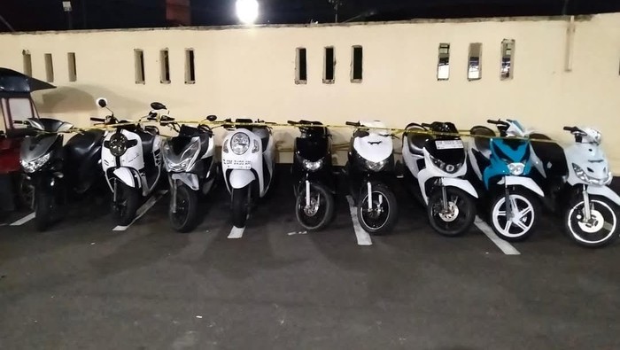 Pria berinisial ARM ditangkap di Gorontalo karena mencuri 9 motor. Pelaku menggunakan kunci duplikat untuk melancarkan aksinya di 10 lokasi berbeda.