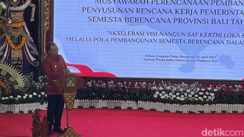Gubernur Bali Wayan Koster saat pidato di acara Musyawarah Perencanaan Pembangunan Penyusunan RKPD Semesta Berencana Provinsi Bali 2026 di Kantor Gubernur Bali, Selasa (15/4/2025).