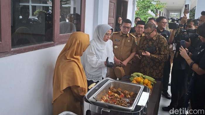 Gubernur Banten cek uji coba MBG yang digelar Aston. (Arief/detikcom)