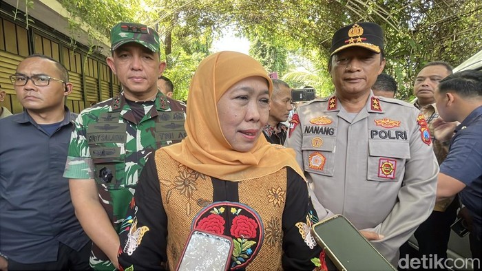 Gubernur Jawa Timur, Khofifah Indar Parawansa bersama Kapolda Jatim dan Pangdam V/Brawijaya ditemui di Sumber, Banjarsari, Selasa (15/4/2025).