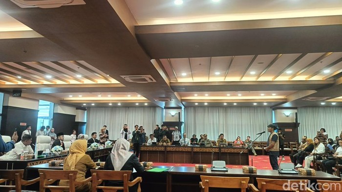 Gubernur Kalimantan Timur (Kaltim), Rudy Mas’ud menerima aspirasi Koalisi Masyarakat Sipil Kaltim pada Selasa (15/4/2025). Ia mengaku prihatin atas petaka berdarah di Muara Kate, Kecamatan Muara Komam, Kabupaten Paser pada November 2024.