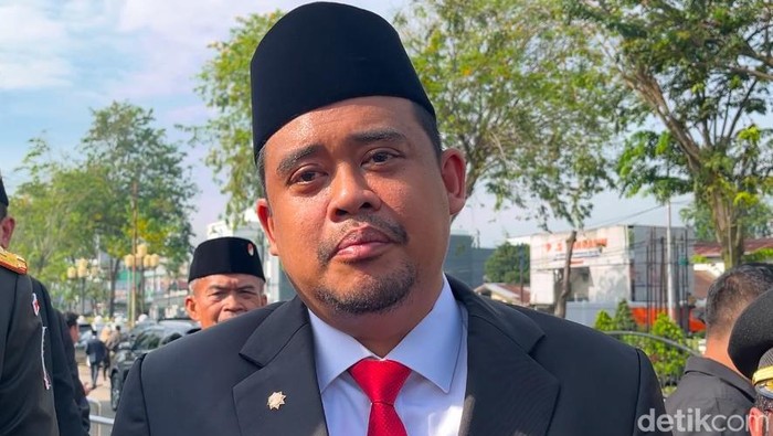 Gubernur Sumut Bobby Nasution saat diwawancarai di TMP Medan. (Finta Rahyuni/detikSumut)