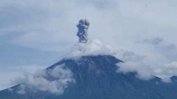 Gunung Semeru di Lumajang Jawa Timur kembali mengalami erupsi. Erupsi gunung Semeru terjadi pada pukul 09.18 WIB dengan tinggi kolom abu teramati 1.000 meter di atas puncak.