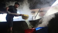 Pengusaha tempe di daerah itu menyatakan, harga bahan baku kacang kedelai impor asal Amerika terus mengalami kenaikan sejak sepekan terakhir.  