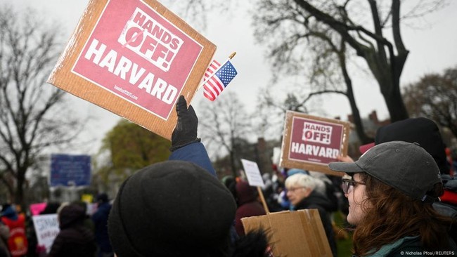 Dana Miliaran Dolar Disetop Buntut Harvard Melawan Perintah Trump