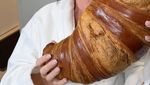 Hobi Makan! Katy Perry Lahap Croissant Jumbo hingga Rendang