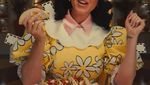 Hobi Makan! Katy Perry Lahap Croissant Jumbo hingga Rendang