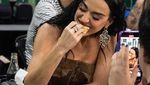 Hobi Makan! Katy Perry Lahap Croissant Jumbo hingga Rendang