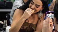 Saat liburan ke Meksiko, Katy tampak antusias menyantap menu taco autentik di negaranya langsung. Foto: Instagram/Site